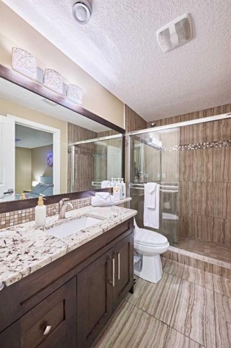 2817 23A Street Nw, Calgary, AB - Indoor Photo Showing Bathroom