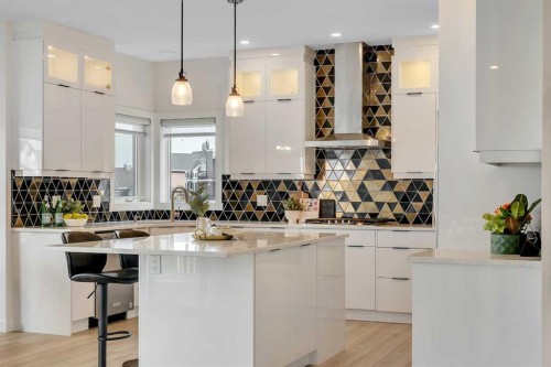 1315 Bayside Drive Sw, Airdrie, AB - Indoor Photo Showing Kitchen With Upgraded Kitchen