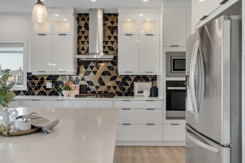 1315 Bayside Drive Sw, Airdrie, AB - Indoor Photo Showing Kitchen With Upgraded Kitchen