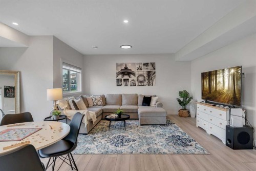 1315 Bayside Drive Sw, Airdrie, AB - Indoor Photo Showing Living Room