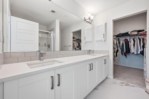 3207-220 Seton Grove Se, Calgary, AB - Indoor Photo Showing Bathroom