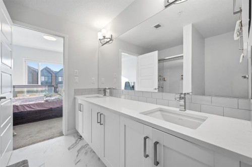 3207-220 Seton Grove Se, Calgary, AB - Indoor Photo Showing Bathroom