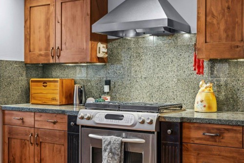 107-210 Hubman Landing, Canmore, AB - Indoor Photo Showing Kitchen