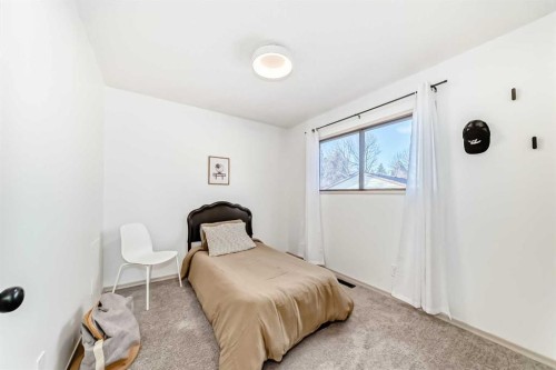 16 Bermondsey Crescent Nw, Calgary, AB - Indoor Photo Showing Bedroom