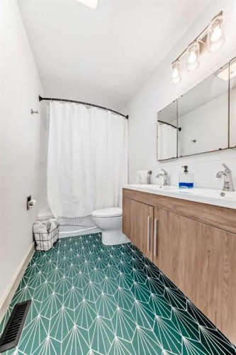 16 Bermondsey Crescent Nw, Calgary, AB - Indoor Photo Showing Bathroom