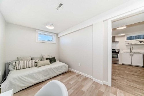 16 Bermondsey Crescent Nw, Calgary, AB - Indoor Photo Showing Bedroom