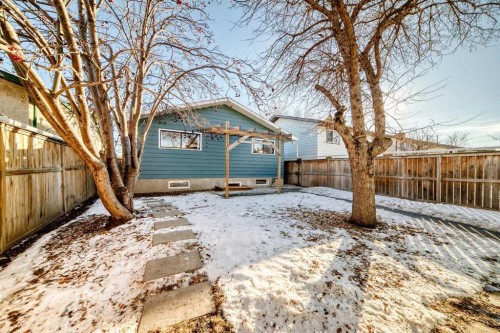 16 Bermondsey Crescent Nw, Calgary, AB - Outdoor