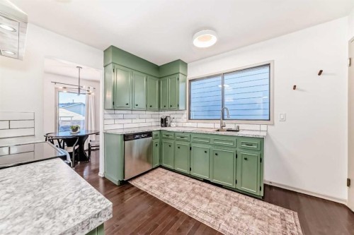 16 Bermondsey Crescent Nw, Calgary, AB - Indoor Photo Showing Kitchen