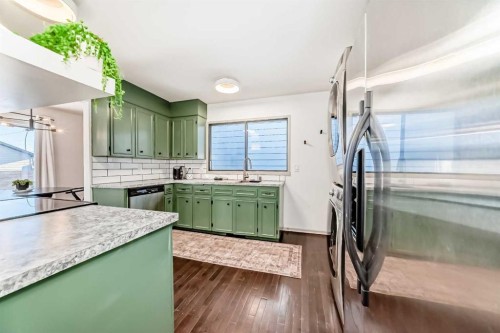 16 Bermondsey Crescent Nw, Calgary, AB - Indoor Photo Showing Kitchen