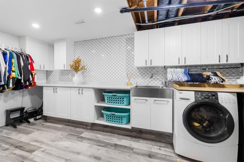 5804 Dalkeith Hill Nw, Calgary, AB - Indoor Photo Showing Laundry Room