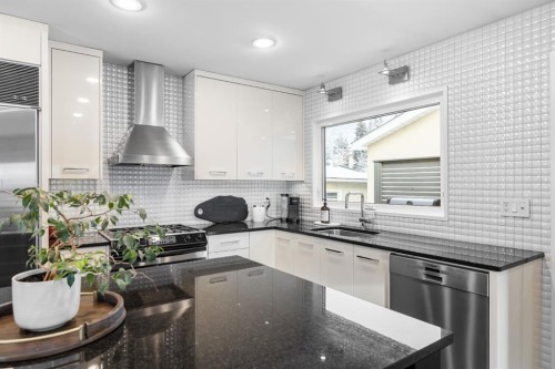 5804 Dalkeith Hill Nw, Calgary, AB - Indoor Photo Showing Kitchen