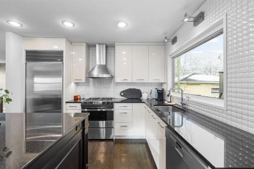 5804 Dalkeith Hill Nw, Calgary, AB - Indoor Photo Showing Kitchen With Upgraded Kitchen