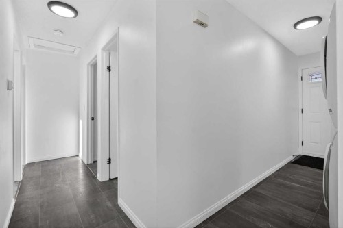 33 Sunhurst Crescent Se, Calgary, AB - Indoor Photo Showing Other Room