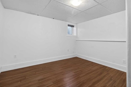 33 Sunhurst Crescent Se, Calgary, AB - Indoor Photo Showing Other Room