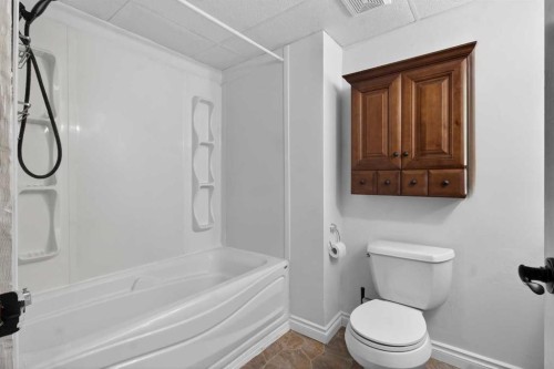 33 Sunhurst Crescent Se, Calgary, AB - Indoor Photo Showing Bathroom