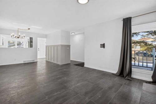 33 Sunhurst Crescent Se, Calgary, AB - Indoor Photo Showing Other Room