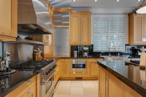 2704 Montcalm Crescent Sw, Calgary, AB - Indoor Photo Showing Kitchen With Double Sink With Upgraded Kitchen