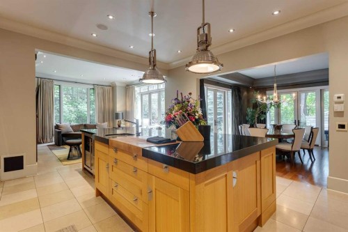 2704 Montcalm Crescent Sw, Calgary, AB - Indoor