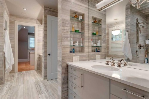 2704 Montcalm Crescent Sw, Calgary, AB - Indoor Photo Showing Bathroom