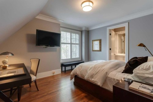 2704 Montcalm Crescent Sw, Calgary, AB - Indoor Photo Showing Bedroom