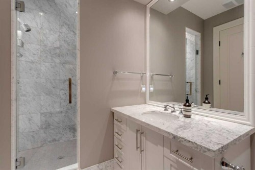 2704 Montcalm Crescent Sw, Calgary, AB - Indoor Photo Showing Bathroom