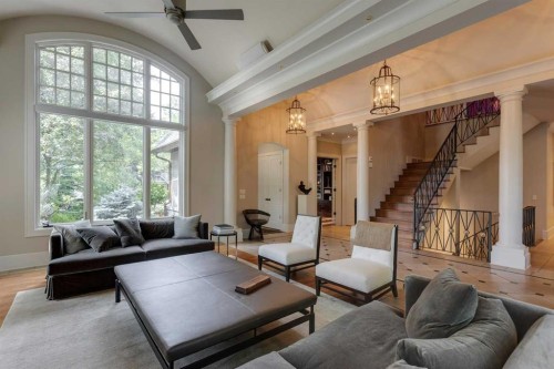 2704 Montcalm Crescent Sw, Calgary, AB - Indoor Photo Showing Living Room