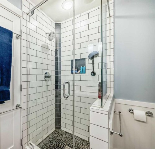119 Pump Hill Bay Sw, Calgary, AB - Indoor Photo Showing Bathroom