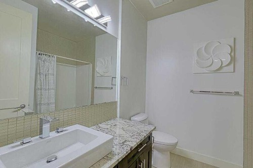 16 Rockcliff Point Nw, Calgary, AB - Indoor Photo Showing Bathroom