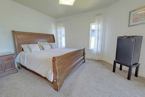 16 Rockcliff Point Nw, Calgary, AB - Indoor Photo Showing Bedroom