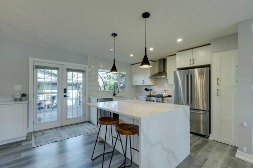 6616 Silverdale Road Nw, Calgary, AB - Indoor Photo Showing Kitchen With Upgraded Kitchen