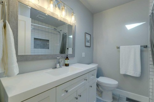 6616 Silverdale Road Nw, Calgary, AB - Indoor Photo Showing Bathroom