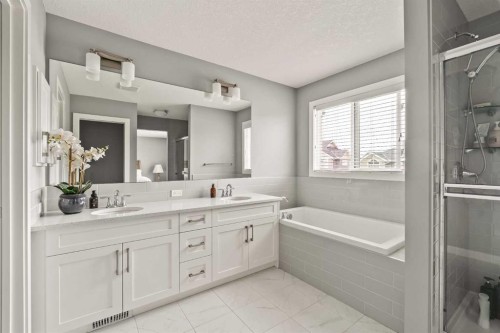313 Evansglen Drive Nw, Calgary, AB - Indoor Photo Showing Bathroom