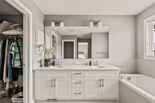 313 Evansglen Drive Nw, Calgary, AB - Indoor Photo Showing Bathroom