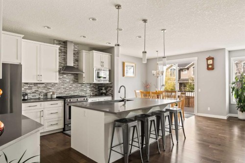313 Evansglen Drive Nw, Calgary, AB - Indoor Photo Showing Kitchen With Upgraded Kitchen