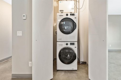 204E 6 Avenue, Strathmore, AB - Indoor Photo Showing Laundry Room