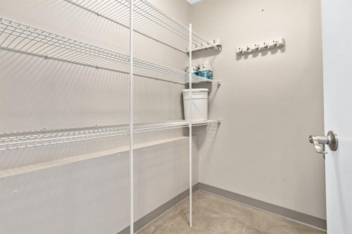 204E 6 Avenue, Strathmore, AB - Indoor With Storage