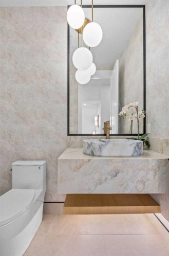 12 Vardana Place Nw, Calgary, AB - Indoor Photo Showing Bathroom