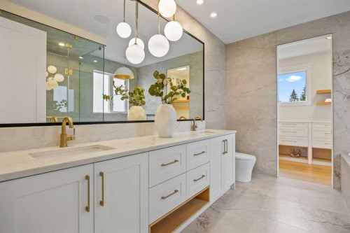 12 Vardana Place Nw, Calgary, AB - Indoor Photo Showing Bathroom