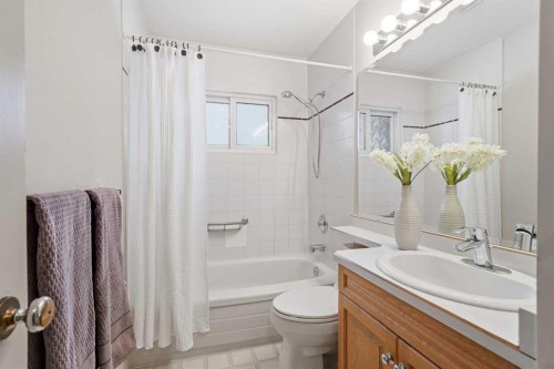 67 Woodlark Drive Sw, Calgary, AB - Indoor Photo Showing Bathroom