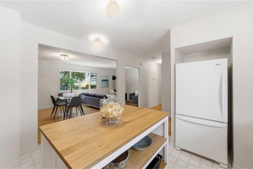 67 Woodlark Drive Sw, Calgary, AB - Indoor Photo Showing Dining Room