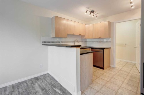 168 Simcoe Place Sw, Calgary, AB - Indoor Photo Showing Kitchen