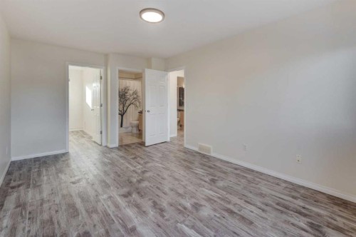168 Simcoe Place Sw, Calgary, AB - Indoor Photo Showing Other Room