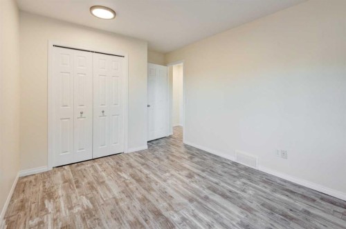 168 Simcoe Place Sw, Calgary, AB - Indoor Photo Showing Other Room