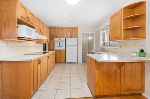 1423 18A Street Ne, Calgary, AB - Indoor Photo Showing Kitchen