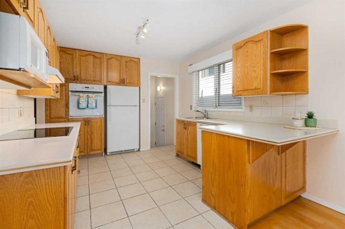1423 18A Street Ne, Calgary, AB - Indoor Photo Showing Kitchen