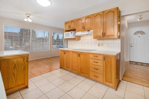 1423 18A Street Ne, Calgary, AB - Indoor Photo Showing Kitchen