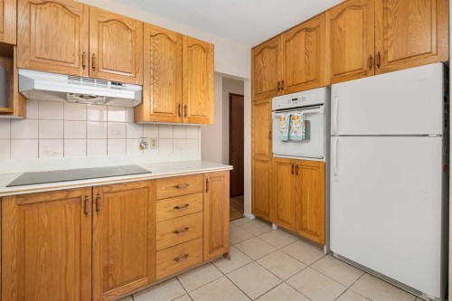 1423 18A Street Ne, Calgary, AB - Indoor Photo Showing Kitchen