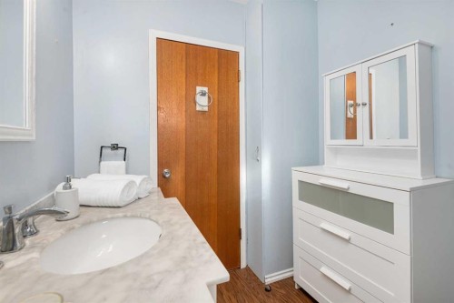 1423 18A Street Ne, Calgary, AB - Indoor Photo Showing Bathroom