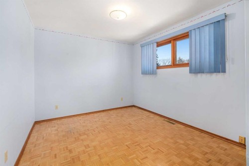 1423 18A Street Ne, Calgary, AB - Indoor Photo Showing Other Room