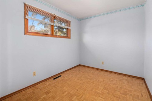 1423 18A Street Ne, Calgary, AB - Indoor Photo Showing Other Room